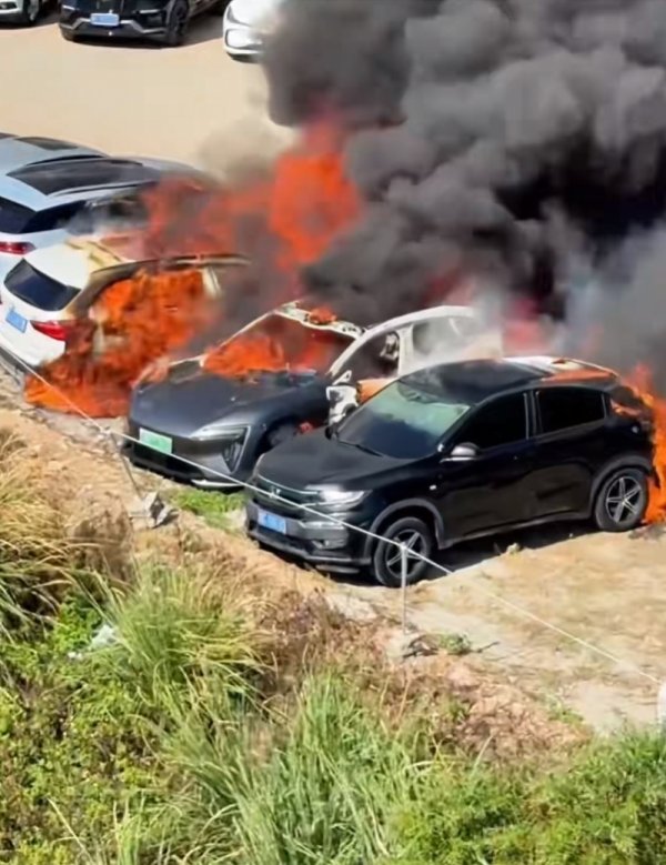 冠达管理 阿维塔06副驾起火殃及多车，车企称正配合调查！已提供数据