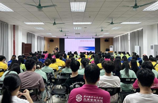 威贤配资 广西职业师范学院举办“滨湖书香”文化讲座